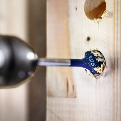 Broca azul tipo paleta a furar madeira clara com furadeira