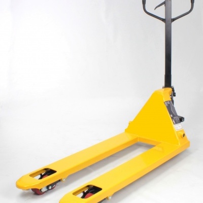 Transpalete manual amarelo com punho preto e rodas vermelhas em fundo branco