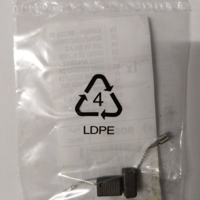 Pacote plástico transparente contendo escovas de carvão pequenas