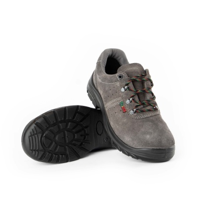 Par de sapatos cinza em camurça com sola preta e atacadores coloridos