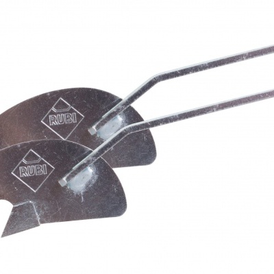 Duas pás metálicas com cabo longo e etiquetas PORTA