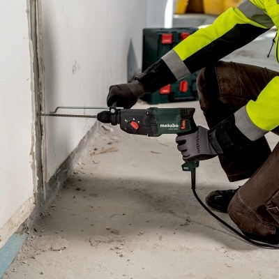 Furadeira elétrica Metabo a furar parede branca