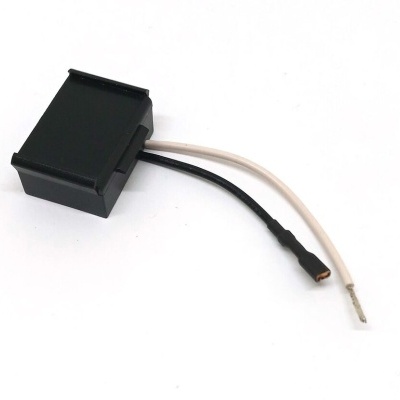 Dispositivo eletrônico preto com dois fios isolados branco e preto