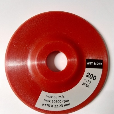 Disco abrasivo vermelho com etiqueta branca e texto preto sobre fundo branco