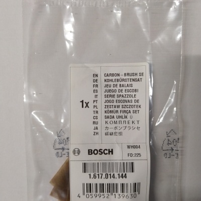 Pacote plástico com conjunto de escovas carbon brush BOSCH, etiqueta com texto multilíngue e códigos