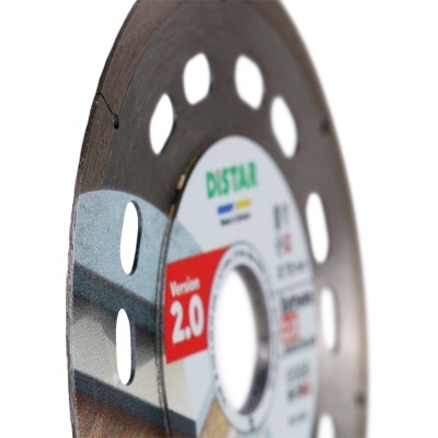 Disco de corte metálico com etiqueta branca e texto colorido