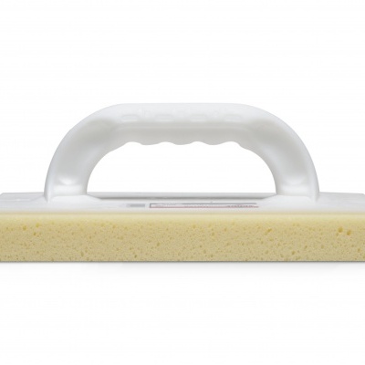 esponja retangular amarela com cabo branco de plástico