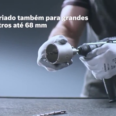 Furadora Bosch em ação com trabalhador a perfurar alvenaria e caixa de transporte