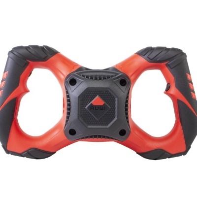 Dispositivo preto e vermelho com texto 'muui' no centro