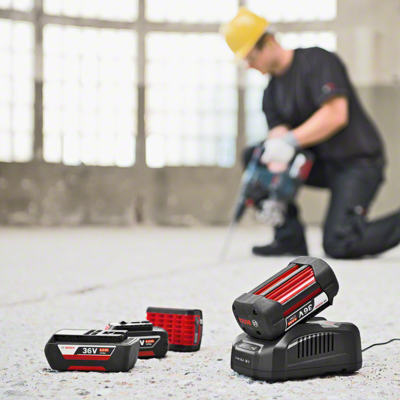 Carregador e baterias Bosch 36V com trabalhador ao fundo