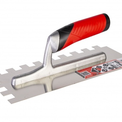 Desempenadeira metálica com cabo vermelho e preto e lâmina dentada