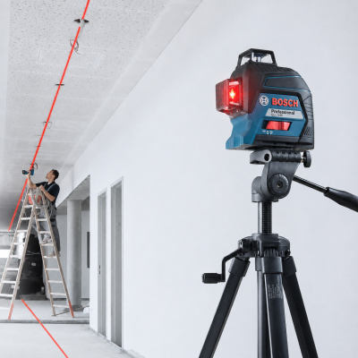 Nível laser Bosch Professional GLL 3-60 em tripé e linha laser vermelha num teto branco em construção