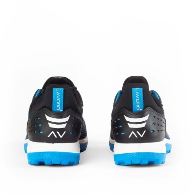 Par de sapatilhas desportivas pretas e azuis vistas de trás