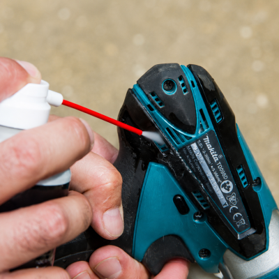 Limpeza da ferramenta elétrica Makita TD098D com spray.