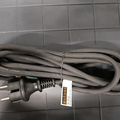 Cabo elétrico preto com ficha de tomada europeia enrolado sobre superfície cinzenta