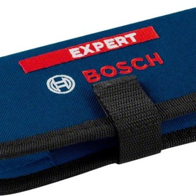 Bolsa azul da Bosch com fecho de velcro e etiquetas com texto Expert e Bosch.