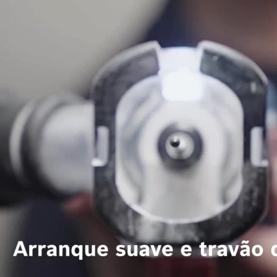 Ferramenta elétrica sem fios Bosch azul e preta com acessórios e luz LED