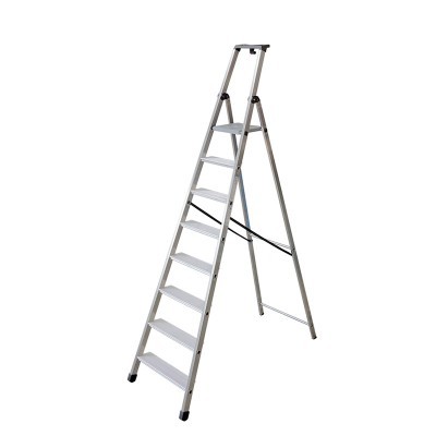 Escada de alumínio de 7 degraus com estrutura metálica prateada e pés pretos