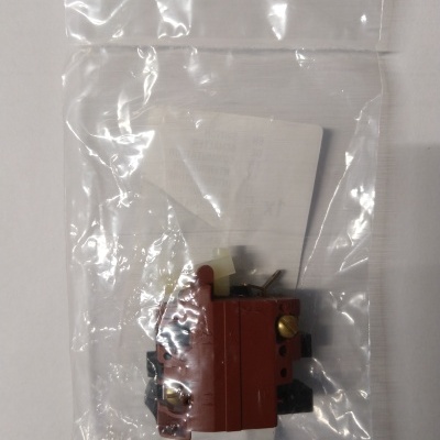 Interruptor elétrico castanho num saco plástico transparente