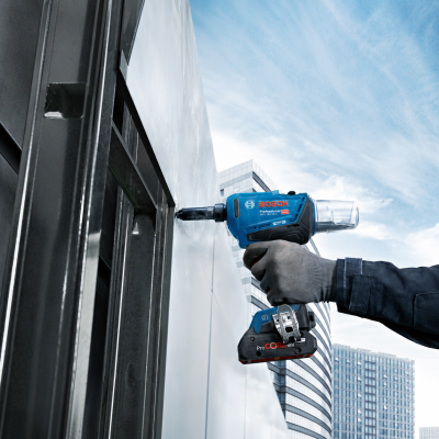 Ferramenta elétrica Bosch azul e preta com bateria ProCORE usada em superfície metálica prateada.