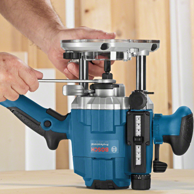 Ferramenta elétrica Bosch Professional azul e preta sobre mesa de madeira