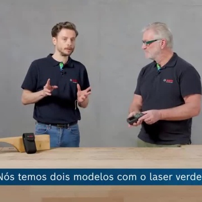 Demonstração de medidores a laser Bosch com dois apresentadores e aplicação móvel Bosch On