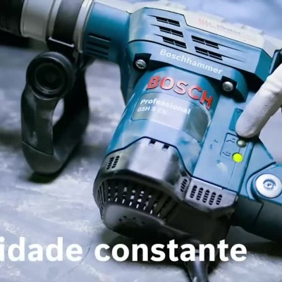 Martelo perfurador Bosch GSH 5 CE sobre superfície com fragmentos de betão