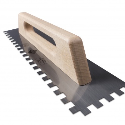 Espátula dentada com cabo de madeira clara e lâmina metálica prateada