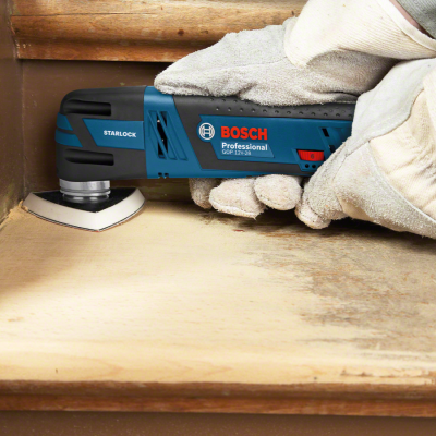 Ferramenta elétrica oscilante Bosch Professional GOP 12V-28 a lixar madeira com luvas brancas