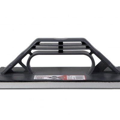 Esfregona retangular preta com cabo e etiqueta na base