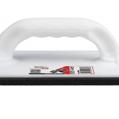 Esponja de limpeza com pega branca e base preta sobre fundo branco