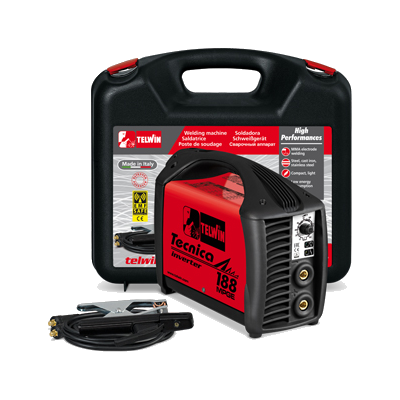 Máquina de soldar inverter vermelha e preta com cabos e eletrodos em frente a mala preta de transporte com texto