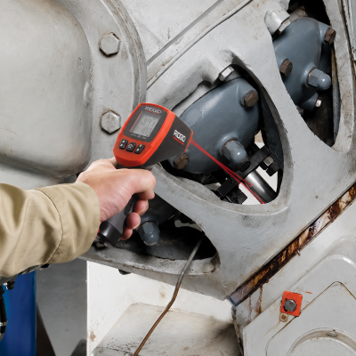 Medidor digital RIDGID a medir temperatura em equipamento industrial