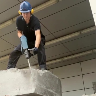 Ferramenta elétrica a demolir concreto e alvenaria em obra de construção.