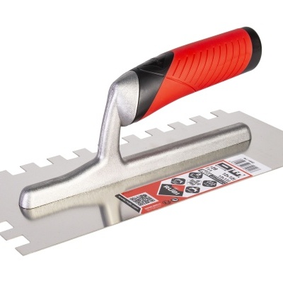 Espátula dentada com cabo vermelho e preto sobre fundo branco