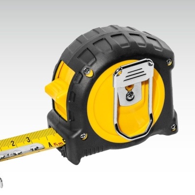 Trena preta e amarela com fita métrica estendida