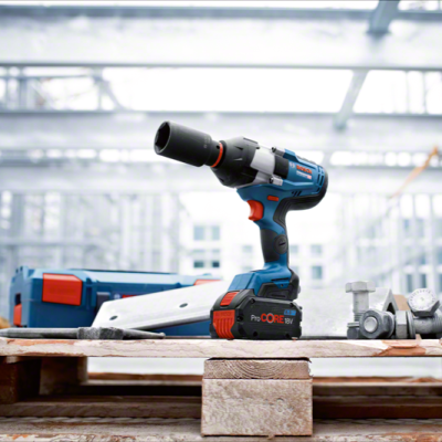 Berbequim aparafusador BOSCH com bateria ProCORE 18V em ambiente industrial.