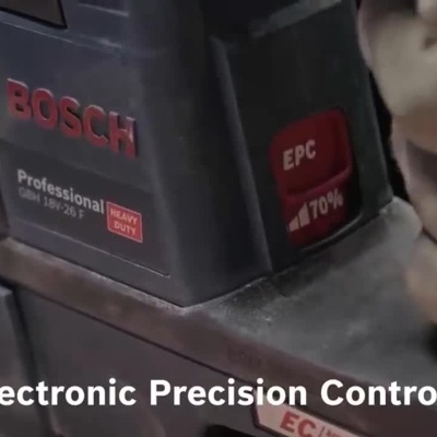 Martelo perfurador Bosch ProCORE 18V em funcionamento e destaque das funcionalidades