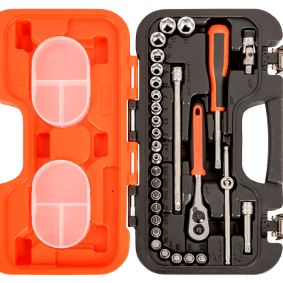 Estojo de ferramentas com várias chaves e acessórios em caixa preta e laranja