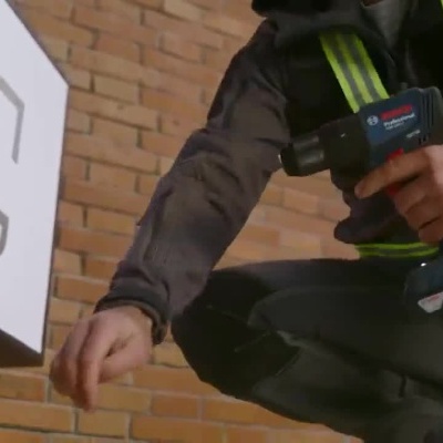 Ferramenta elétrica Bosch em uso para perfuração e montagem.