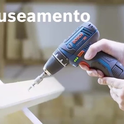 Parafusadeira Bosch profissional em madeira com texto Manuseamento