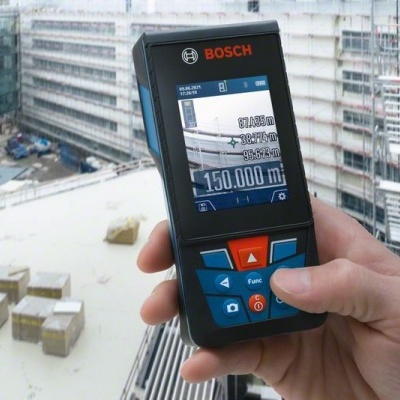 Dispositivo de medição a laser Bosch em uso numa obra em construção