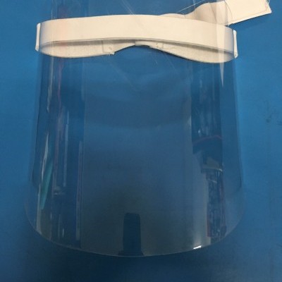 Máscara facial transparente com armação branca em superfície azul