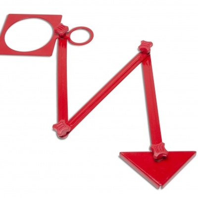 Objeto vermelho em forma de seta com articulações e argola sobre fundo branco