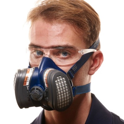 Máscara de proteção respiratória azul com cartuchos filtrantes e óculos de proteção
