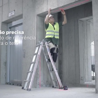 Dispositivo laser Bosch Professional em uso numa construção com textos informativos.