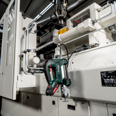 Máquina industrial branca com ferramentas e tubagens metálicas
