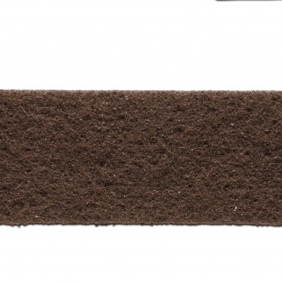 Esfregão abrasivo castanho rectangular sobre fundo branco