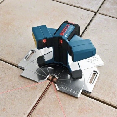 Nivel laser Bosch GLL 3-80 CG sobre azulejos com laser vermelhos