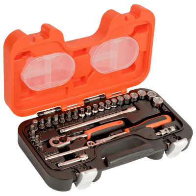 Estojo aberto com conjunto de ferramentas variadas em preto e laranja